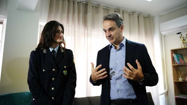 Στο ΑΤ Καλλιθέας ο Μητσοτάκης για την ενδοοικογενειακή βία: Οι γυναίκες πρέπει να αισθάνονται ασφαλείς για να μιλήσουν [εικόνες]