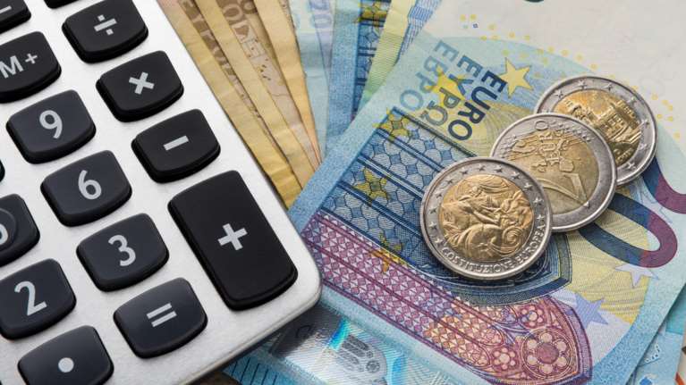 Έρχονται τα τέλη κυκλοφορίας με το μήνα και αναβιώνουν οι ρυθμίσεις για 72 και 120 δόσεις στην εφορία