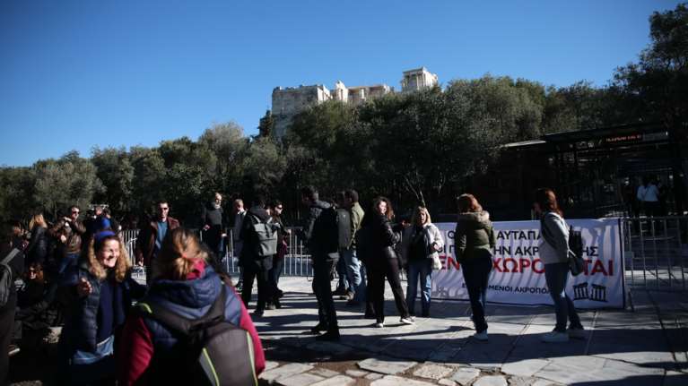 Ακρόπολη: Σε 24ωρη απεργία σήμερα οι αρχαιοφύλακες - Μεγάλες ουρές από τουρίστες που περίμεναν στις εισόδους [εικονες]
