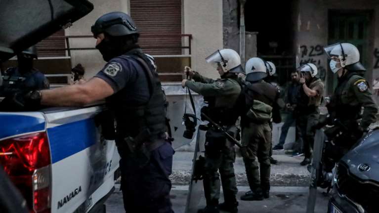 Προβληματισμός για χιλιάδες ένστολους: Δεν έχει εμβολιαστεί το 28% των αστυνομικών και το 43% των πυροσβεστών