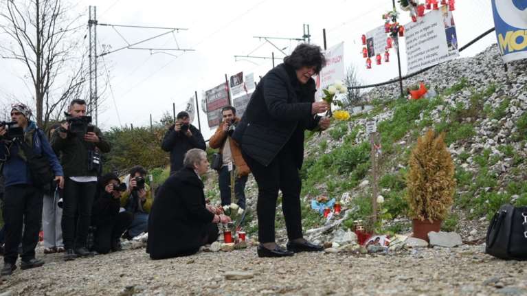 Το πόρισμα της ΝΔ για την τραγωδία στα Τέμπη: Ολα οφείλονται σε 7 ανθρώπινα λάθη, δεν υπάρχει συγκάλυψη με το μπάζωμα