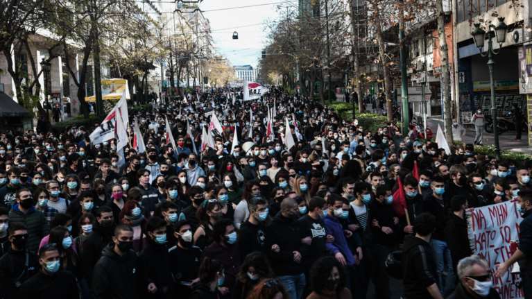 Εφιαλτικές εικόνες συνωστισμού στα συλλαλητήρια Αθήνας, Θεσσαλονίκης και Πάτρας - Μάσκες αλλά χωρίς αποστάσεις