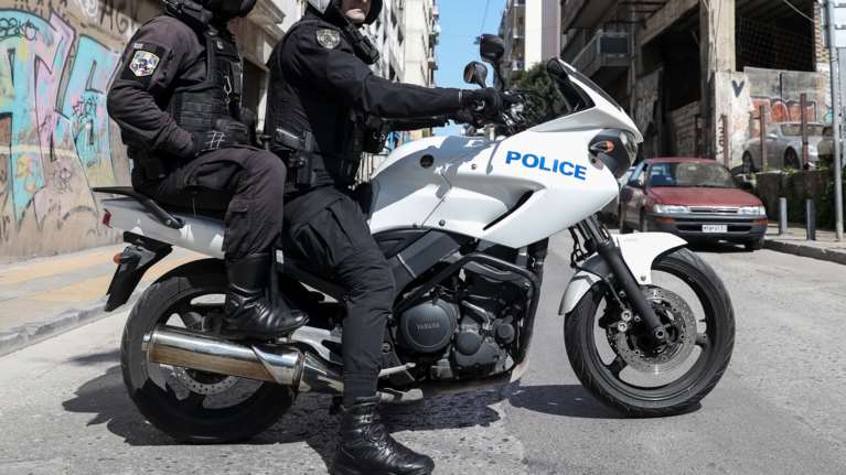 Βύρωνας: Συνελήφθη ένας 22χρονος με πιστόλι, μετά από καταδίωξη - Χειροπέδες και σε 25χρονο