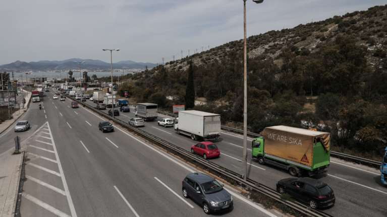 28η Οκτωβρίου: Αυξημένα μέτρα της Τροχαίας σε όλη την επικράτεια - Απαγόρευση κυκλοφορίας των φορτηγών άνω των 3,5 τόνων