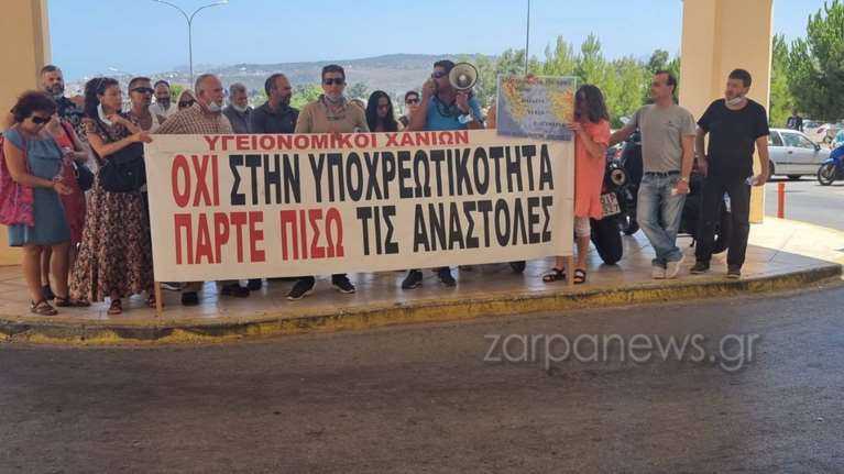 Σε &quot;κλοιό&quot; ανεμβολίαστων υγειονομικών ο Πλεύρης στα Χανιά: Το πανό για &quot;τα φορεία που νόσησαν&quot; [βίντεο]