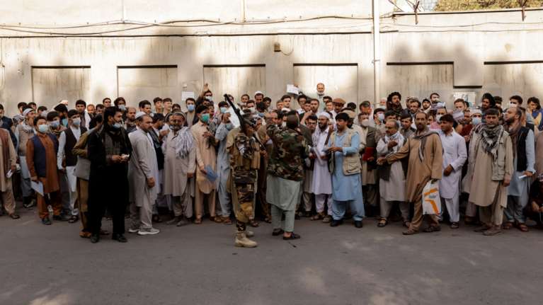 Εικόνες φρίκης στο Αφγανιστάν: Οι Ταλιμπάν κρεμούν πτώματα από γερανούς και εκτελούν δι&#39; απαγχονισμού σε δημόσια θέα