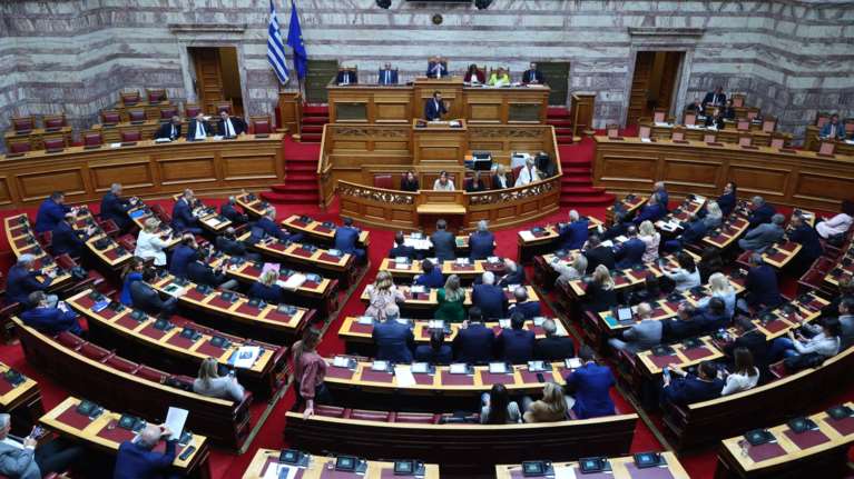 Βουλή: Τι θα χάσει ο ΣΥΡΙΖΑ και τι θα κερδίσει το ΠΑΣΟΚ αν γίνει αξιωματική αντιπολίτευση