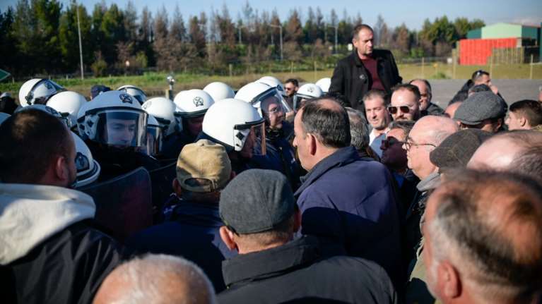 Πλατύκαμπος Λάρισας: Ένταση μεταξύ αγροτών και ΜΑΤ - Έπεσαν χημικά [βίντεο]