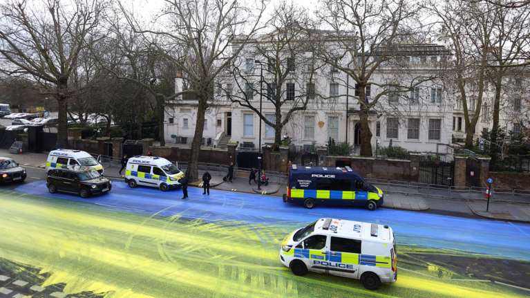 Λονδίνο: Ακτιβιστές έβαψαν το δρόμο μπροστά από τη πρεσβεία της Ρωσίας, στα χρώματα της Ουκρανίας [Εικόνες-Βίντεο]