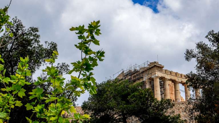 Καιρός: Υψηλές θερμοκρασίες με λίγες βροχές σήμερα - Πότε έρχεται ραγδαία αλλαγή με &quot;φθινοπωρινό&quot; σκηνικό