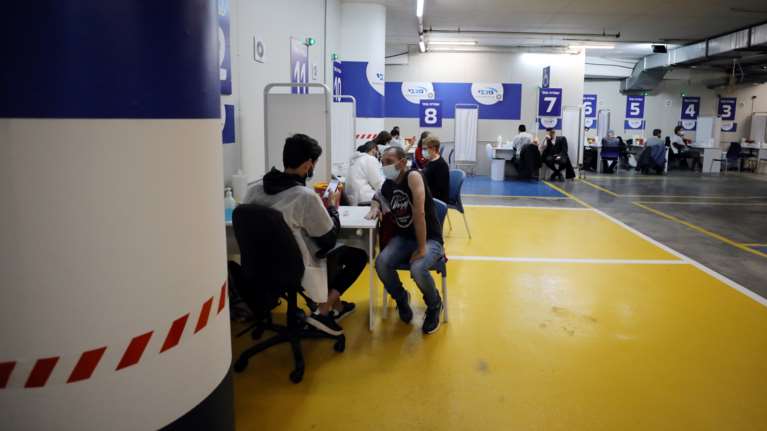 Κορονοϊός: &quot;Σπάει τα κοντέρ&quot; το Ισραήλ - Ένας στους τέσσερις έχει ήδη εμβολιαστεί