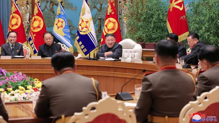 Βόρεια Κορέα: Επανεμφάνιση Κιμ Γιονγκ Ουν - Ζήτησε ενίσχυση της πολεμικής ετοιμότητας