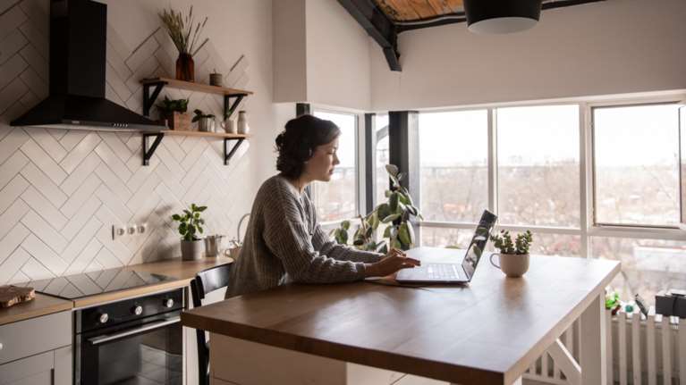 Forbes: Οι "ψηφιακοί νομάδες" της τηλεργασίας επιλέγουν την Ελλάδα για να ζήσουν