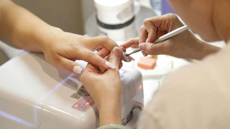 Χανιά: 35.000 ευρώ πρόστιμο σε τεχνίτρια νυχιών που δούλευε στο σπίτι - Η εφορία βρίσκει φοροφυγάδες στα social media