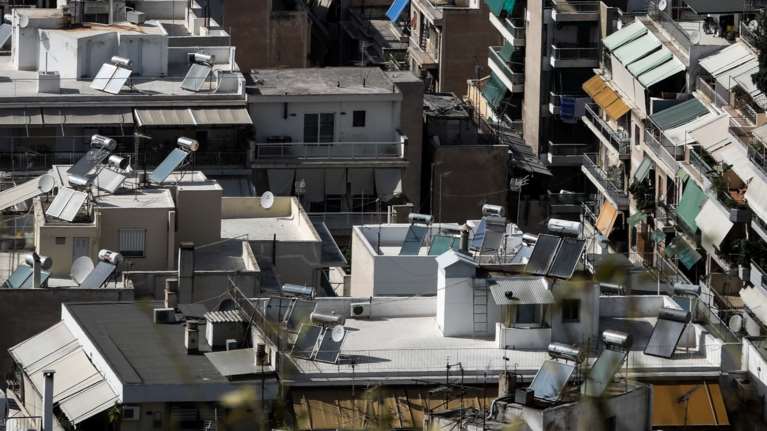 Ερχεται επιδότηση και για ηλιακούς θερμοσίφωνες- Πανελ με φωτοβολταϊκά και στις ταράτσες των νοικοκυριών