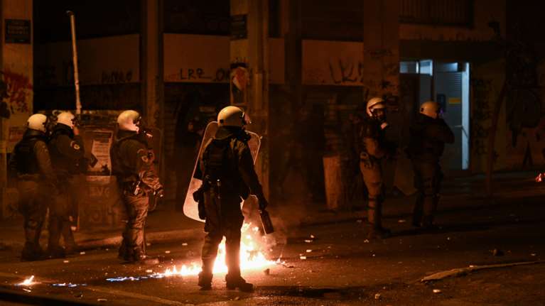 Επεισόδια στα Εξάρχεια: Βόμβες μολότοφ σε διμοιρία ΜΑΤ - Στο νοσοκομείο δύο αστυνομικοί με εγκαύματα