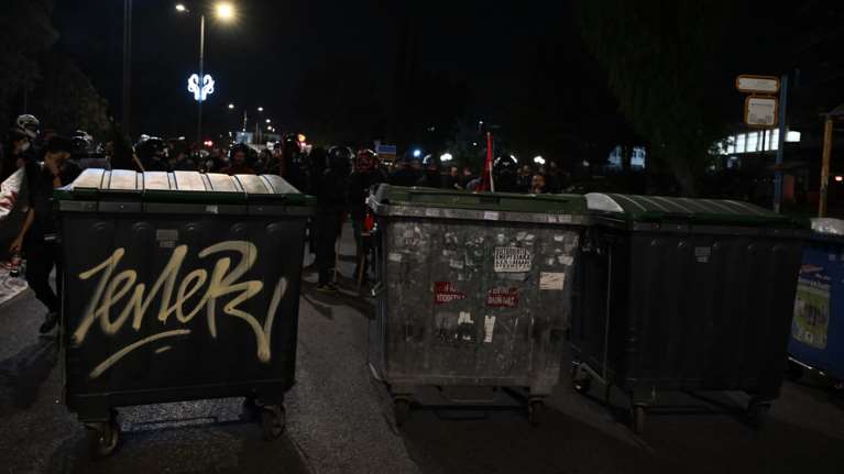 Ελεύθεροι αφέθηκαν οι κατηγορούμενοι αντεξουσιαστές για τα επεισόδια σε Μοναστηράκι και Βικτώρια