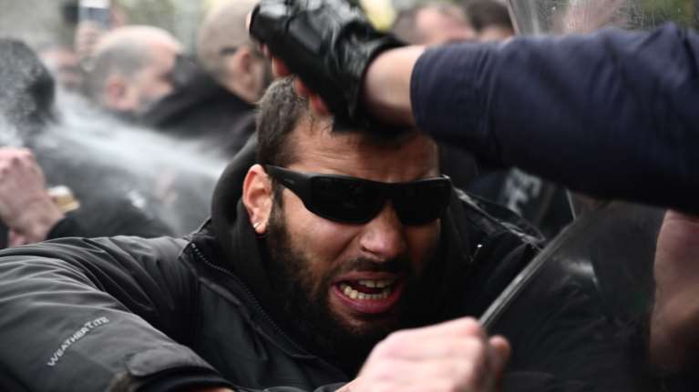 Έξωση Ιωάννας Κολοβού: Φωτορεπόρτερ χτυπήθηκε στο κεφάλι από ΜΑΤ, καταγγέλλει η ΕΦΕ