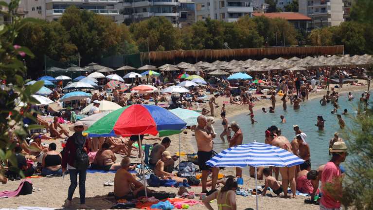 Απλησίαστες οι τιμές στις ξαπλώστρες – Πόσο κοστίζει μια απόδραση στις οργανωμένες παράλιες της Αττικής