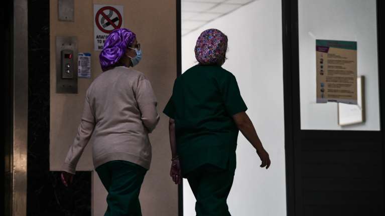 Κορονοϊός: Αυξάνονται κρούσματα και εισαγωγές - 57 διασωληνωμένοι και 38 θάνατοι