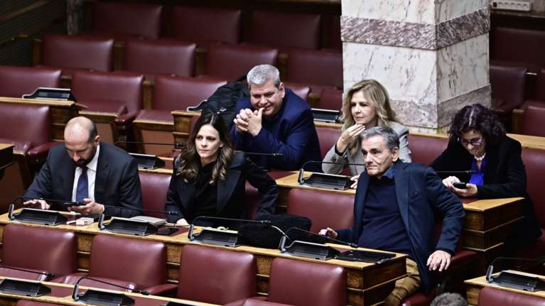 Πρώτη διαφοροποίηση των &quot;11&quot; από τον ΣΥΡΙΖΑ: Ψήφισαν παρών στο νομοσχέδιο με τους servicers εκτός από έναν...