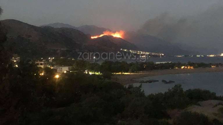 Φωτιά σε δύσβατο σημείο στα Χανιά: Οι άνεμοι δυσκολεύουν το έργο της πυροσβεστικής [εικόνες-βίντεο]