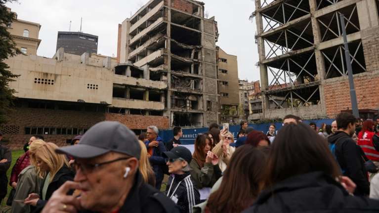 Διαδηλώσεις στη Σερβία: Διαμαρτυρίες για την παραχώρηση στον γαμπρό του Τραμπ κτιρίου που είχε βομβαρδίσει το ΝΑΤΟ