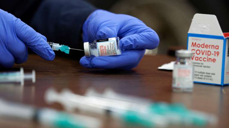 Η Moderna ξεκινά έρευνες για ενισχυτική δόση του εμβολίου που θα καλύπτει και την μετάλλαξη Όμικρον