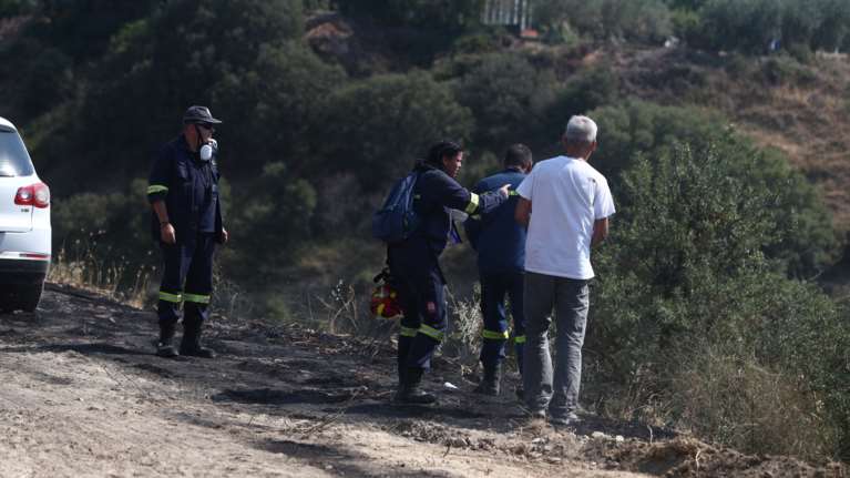 Φωτιά στη Θεσσαλονίκη: Στο νοσοκομείο με αναπνευστικά προβλήματα πυροσβέστης - Έγιναν εκκενώσεις κατοικιών