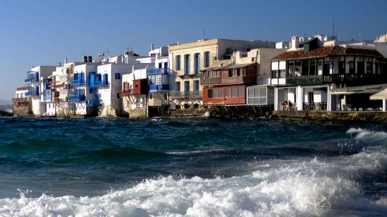 Απίστευτο περιστατικό στη Μύκονο: Ζήτησαν από τουρίστες 500 ευρώ για να απολαύσουν το ηλιοβασίλεμα [Βίντεο]