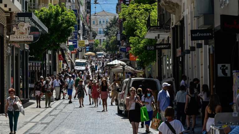 Θερινές εκπτώσεις: Βγήκαν οι Αθηναίοι για να ψωνίσουν στα μαγαζιά, παρά την έντονη ζέστη [βίντεο]