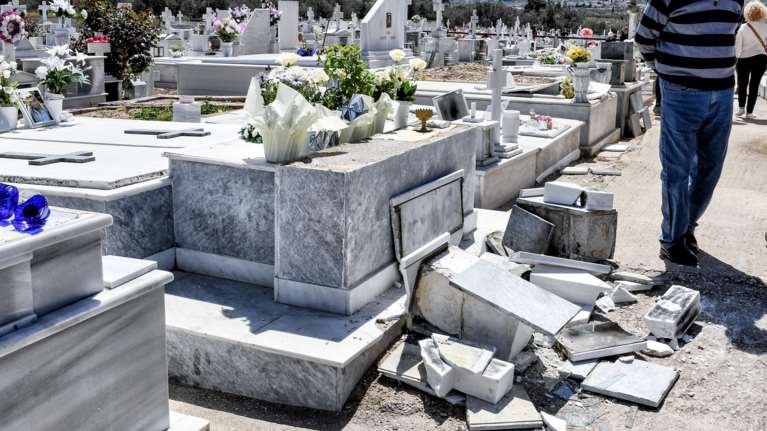 Κορινθία: Άγνωστοι βεβήλωσαν πάνω από 100 τάφους στα Εξαμίλια [Εικόνες]