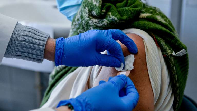 Χαλκίδα: Πήγε να κάνει εμβόλιο για τον κορονοϊό στη θέση άλλου και συνελήφθη - "Φάμπρικα" βλέπουν οι Αρχές