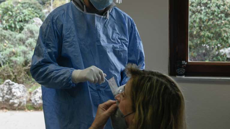 Rapid tests: Ένα στα τέσσερα είναι θετικό σε κάποιες περιοχές, λέει ο πρόεδρος των φαρμακοποιών Πειραιά