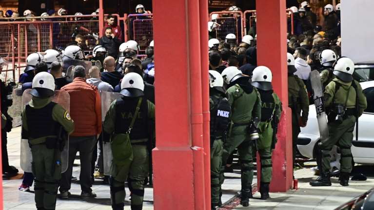 Επεισόδια στου Ρέντη: Ελεύθερα 80 άτομα από τα 424 που προσήχθησαν - Αναζητείται αυτός που πέταξε τη φωτοβολίδα