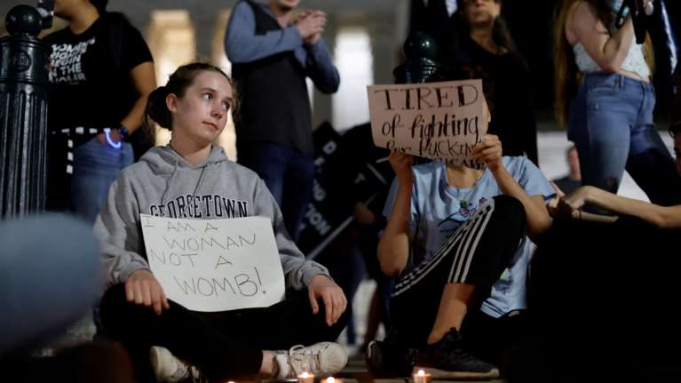 Εντονες αντιδράσεις στις ΗΠΑ: Το Ανώτατο Δικαστήριο θα ανατρέψει το δικαίωμα των γυναικών στην άμβλωση