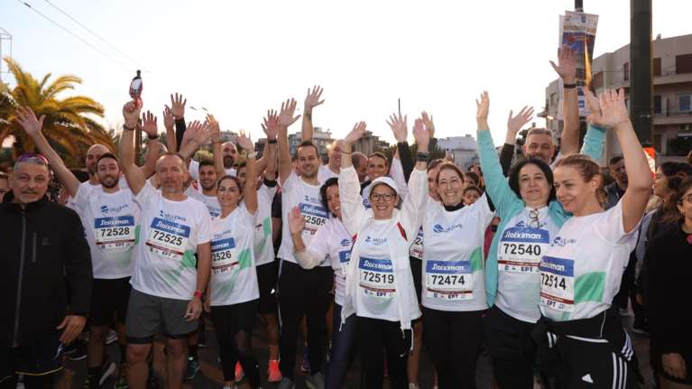 &quot;Πέρα από τα σύνορα&quot; και για καλό σκοπό έτρεξαν οι εθελοντές – δρομείς της HELLENiQ ENERGY στον 41ο Αυθεντικό Μαραθώνιο της Αθήνα