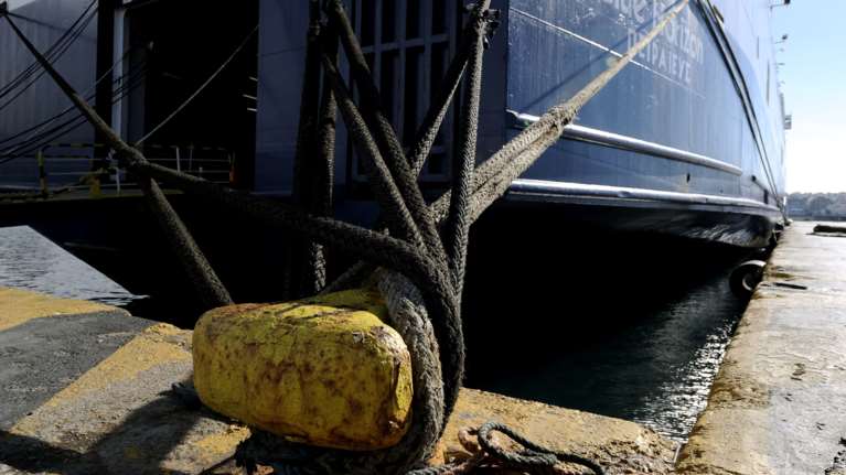 Δεμένα τα πλοία σε Πειραιά, Ραφήνα και Λαύριο από τους νοτιάδες που φτάνουν τα 9 μποφόρ - Κλειστά αρκετά πορθμεία