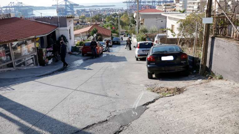 Πέραμα: Πληροφορίες ότι παραδίνεται ο 15χρονος που ήταν στο αυτοκίνητο μαζί με τον 20χρονο Ρομά