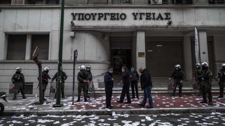 Διαμαρτυρία για Κουφοντίνα: Στον Εισαγγελέα 61 άτομα για την εισβολή στο υπουργείο Υγείας