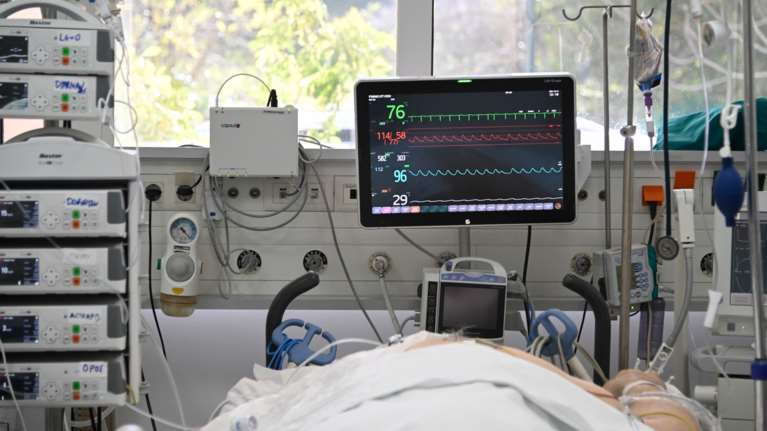 ΕΟΔΥ: Ένας θάνατος από κορονοϊό και δύο από γρίπη την τελευταία εβδομάδα