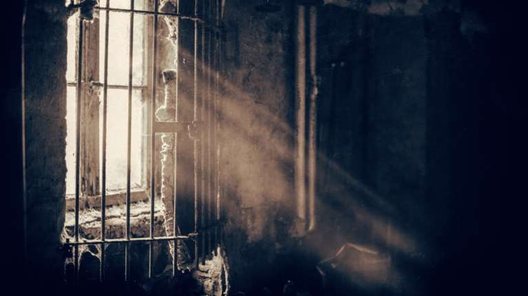 Κωσταλέξι στην Ιταλία: Φυλακισμένη επί 22 χρόνια στο σπίτι του αδερφού της -Την άφηναν να πλένεται μια φορά τον μήνα