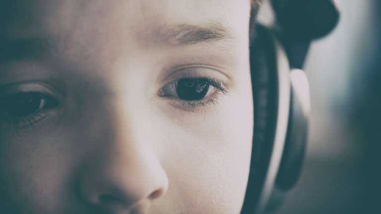 Οι κίνδυνοι για τα παιδιά από τη χρήση ακουστικών