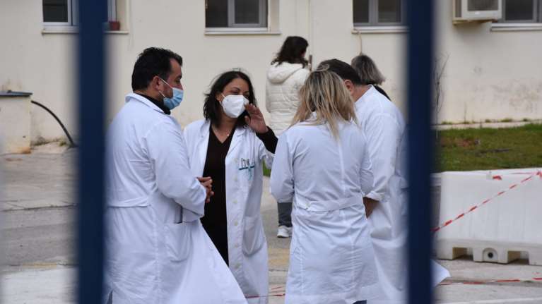 Ανεμβολίαστοι υγειονομικοί: Η εισήγηση για μάσκα και δύο τεστ την εβδομάδα για την επιστροφή στα νοσοκομεία