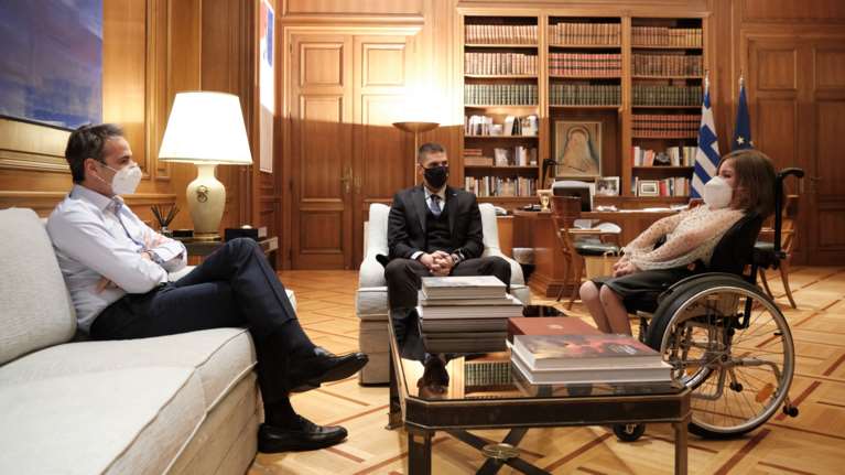 Η ξεχωριστή συνάντηση Μητσοτάκη: Με τον δρομέα και τη φοιτήτρια με κινητικά προβλήματα που ανέβηκαν στον Όλυμπο