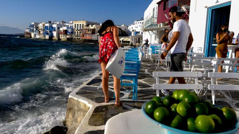 Οικονομική έκρηξη στον τουρισμό: Αύξηση 230,3% τον Ιούλιο στον τζίρο των επιχειρήσεων