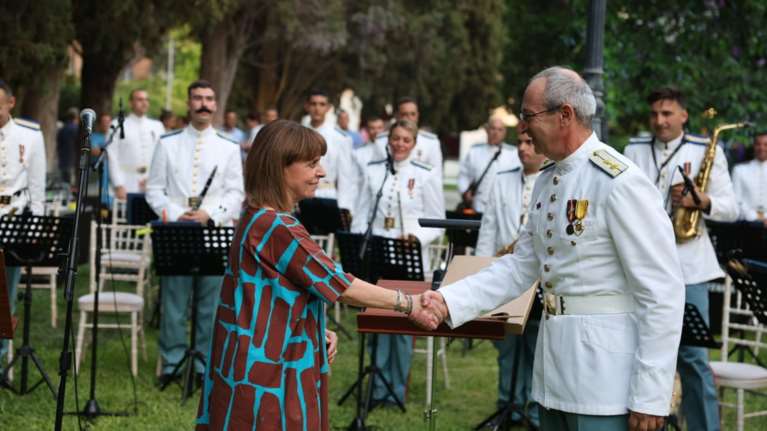 Η γιορτή στον κήπο του Προεδρικού Μεγάρου με 2.000 άτομα για τα 50 χρόνια της Μεταπολίτευσης [εικόνες]