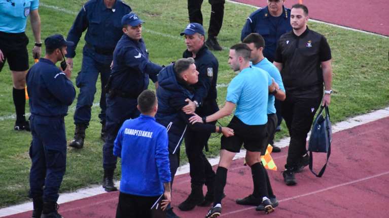 Εξαλλος ο Κούγιας στον αγώνα Παναργειακός - Κόρινθος: Τα έβαλε με τον διαιτητή και προσπάθησε να του κατεβάσει το σορτσάκι