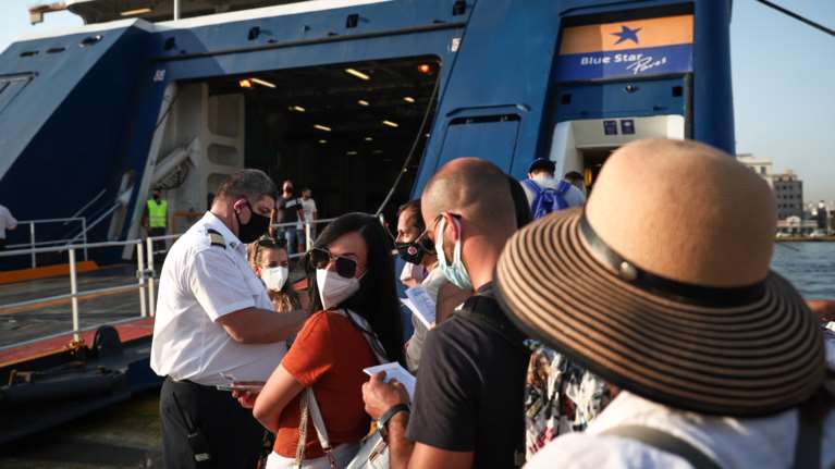 Τριήμερο Αγίου Πνεύματος: Οπου φύγει-φύγει και σήμερα - 17.071 επιβάτες αναχώρησαν χθες από το λιμάνι του Πειραιά