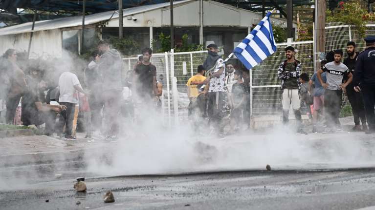 Νέα επεισόδια στον καταυλισμό Ρομά στο Χαλάνδρι - Έβαλαν φωτιά σε λάστιχα και κάδους